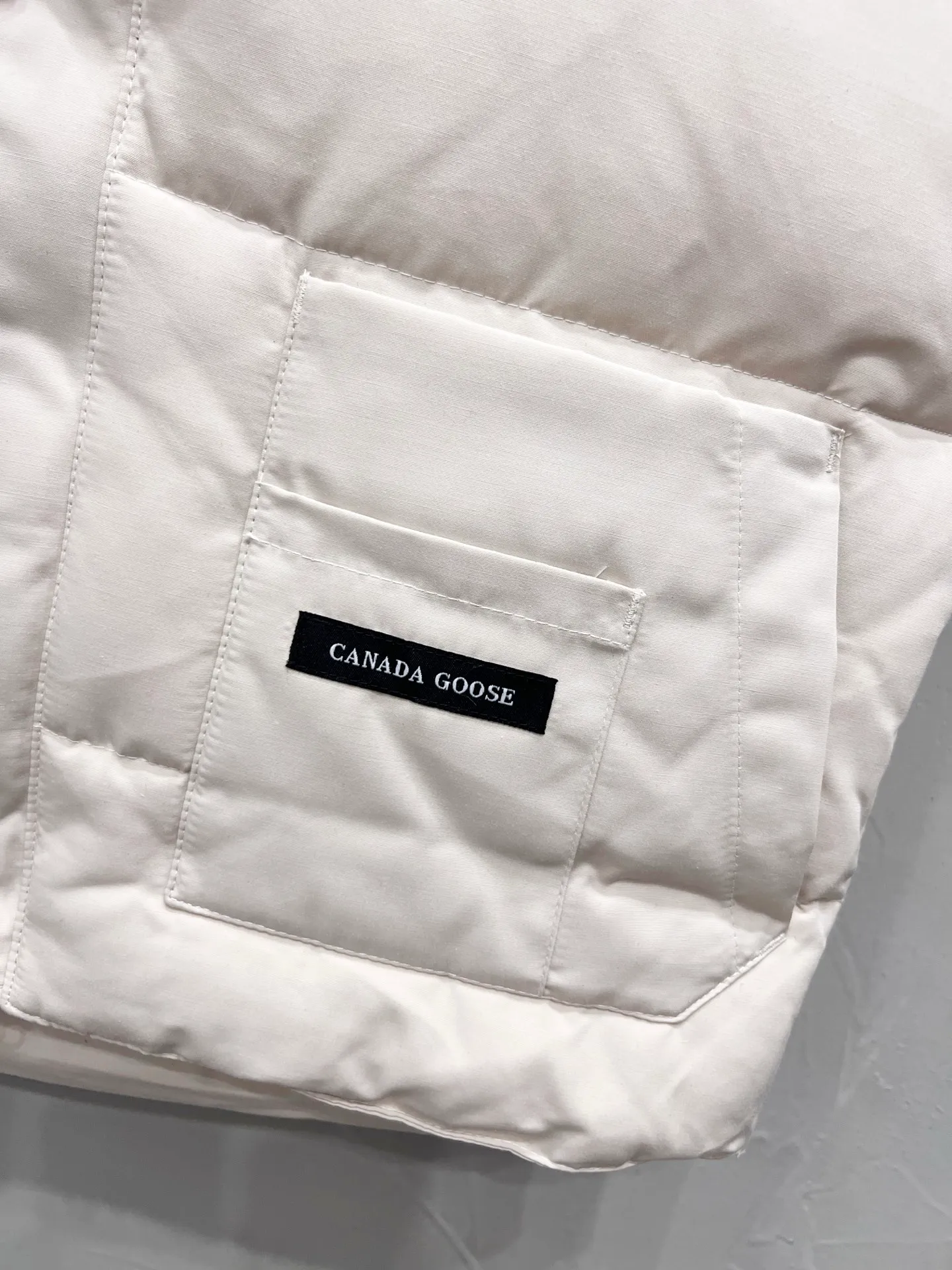 P330 model number: YC26 Canada goose/Canada Goose 4154M Freestyle Crew down vest, using international 50 down, genuine original clothing, pay attention to the version, YKK double zipper, velvet on the back collar, more warm, zippered hidden pocket on the inside, genuine mesh pockets on the inside. If you need to compare with the genuine product, check it out at any time. All accessories are made by the original factory. The fabric is molded and customized according to the original version. It can be restored by kneading it at will (fabric interpretation: the harder the fabric, the better the waterproof performance. Only those who buy the latest authentic version this year will notice the softness and comfort of the fabric. Soft fabrics are waterproof and have memory rebound function, which is the authentic fabric). The down is synchronized with genuine white duck down, fluffy and not clumps. The original version of Big Goose is white duck down. It is not the goose down boasted by the world's random copywriting. It can be verified through any official channel. Customized authentic YKK double zipper military-grade copper core zipper puller. High hardness and no jamming. The original smoothness is restored. The workmanship and wiring are all controlled by workers with more than ten years of service. They must be horizontal and vertical. No crookedness. The inner wiring density is more sophisticated. Feel free to compare. Big goose label. Collar label. Washed label. Hangtag. Zipper rope. Pocket label. Collar velvet. Buttons. All details are updated simultaneously with the original version. The best version. A fighter in a world-famous vest. Compare to the entire network. Color: Black White Navy Blue Gray Gray Gray Label Size: S-XXL